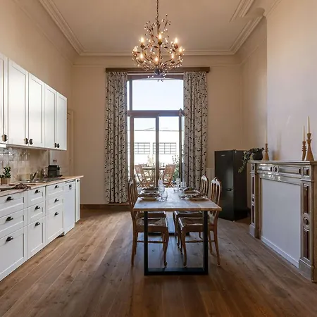 Apartman Huswell - Cape Montigny - A Beautifully Renovated Historic In The Heart Of