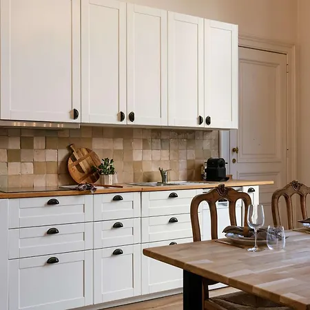 Huswell - Cape Montigny - A Beautifully Renovated Historic In The Heart Of Apartment *