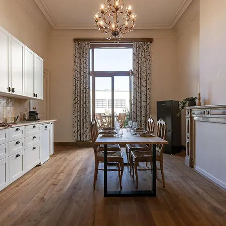Apartment Huswell - Cape Montigny - A Beautifully Renovated Historic In The Heart Of *